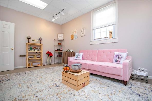 492 Enfield St, Enfield, CT 06082
